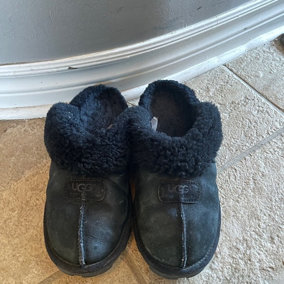 UGG Kids Black Fleece Slippers - Picture 3 of 6